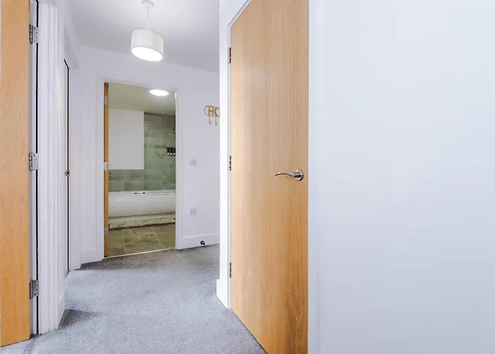 Daire 2 Bedroom Penthouse With Balcony By Host A Manchester