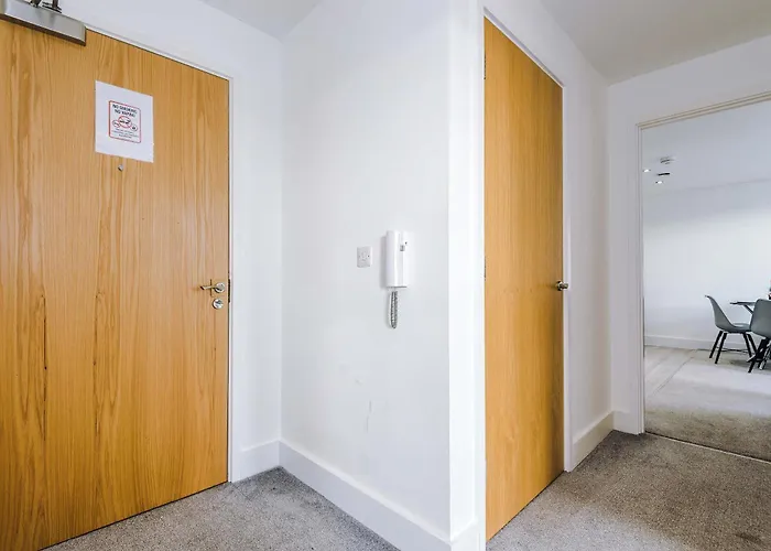 2 Bedroom Penthouse With Balcony By Host A * Manchester