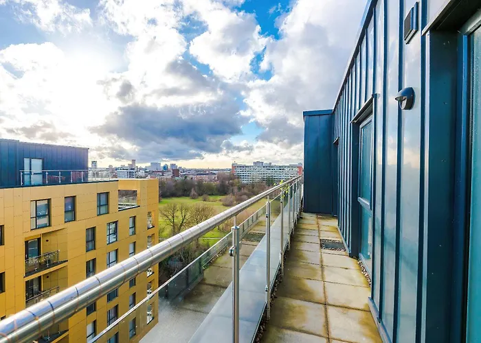2 Bedroom Penthouse With Balcony By Host A Appartement Manchester