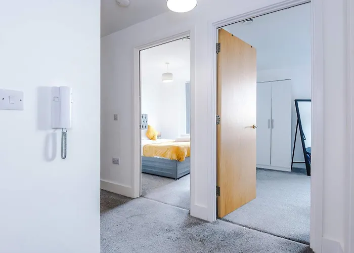 2 Bedroom Penthouse With Balcony By Host A Manchester