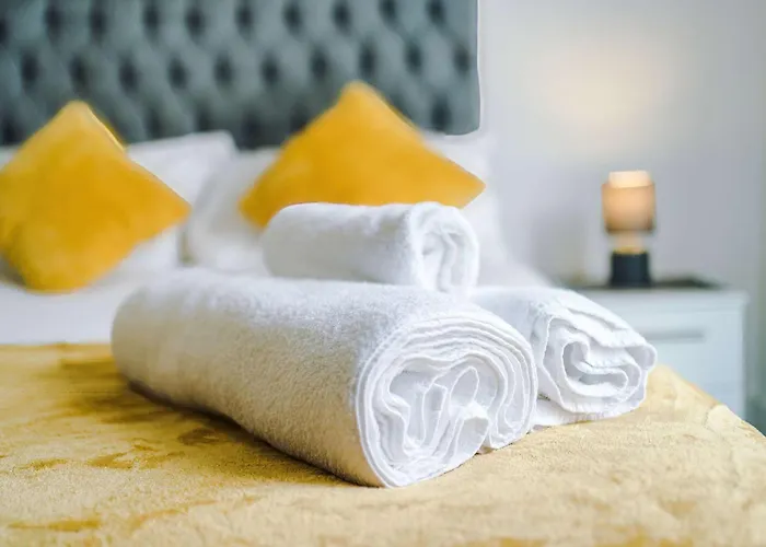 2 Bedroom Penthouse With Balcony By Host A *