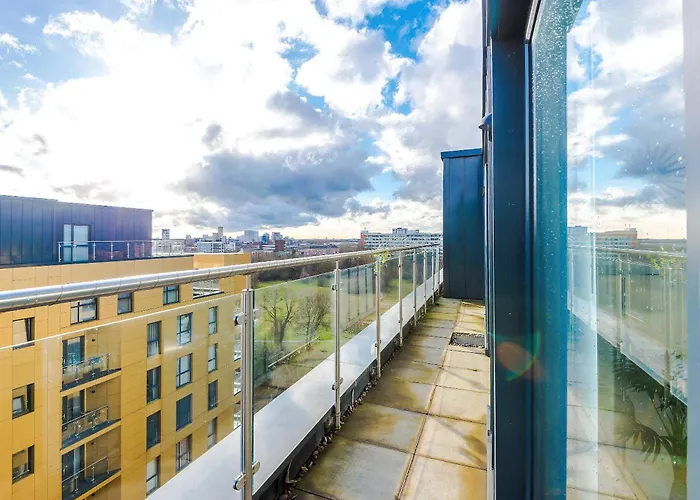 2 Bedroom Penthouse With Balcony By Host A *