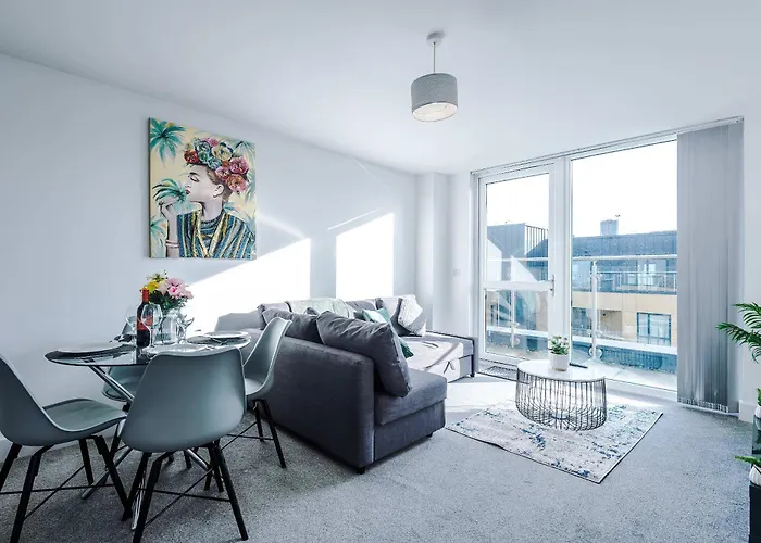 2 Bedroom Penthouse With Balcony By Host A Manchester