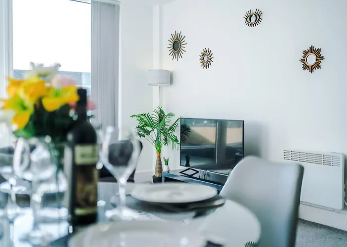 2 Bedroom Penthouse With Balcony By Host A