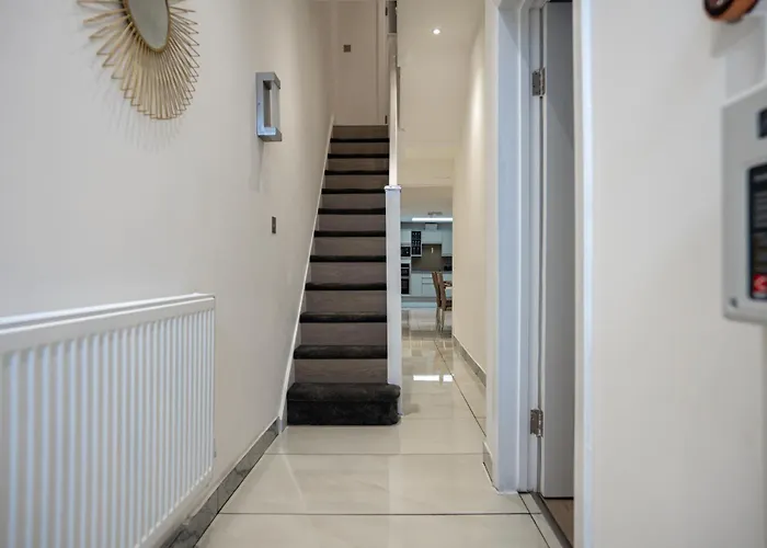 Villa Luxury 6 Bed Near Centre With Cinema & Games 5 Bathrooms Mánchester