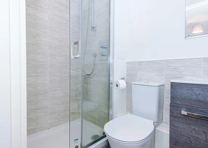 Modern 2 Bed With Balcony By Host A *