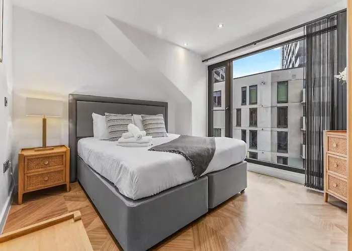 Super King Penthouse Minutes From Arndale Centre - Pass The Keys 아파트호텔 4*