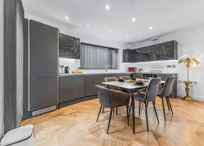 Super King Penthouse Minutes From Arndale Centre - Pass The Keys 아파트호텔