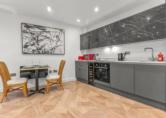 3 Bed Flat 8 Min Walk To Centre - Pass The Keys Apartment