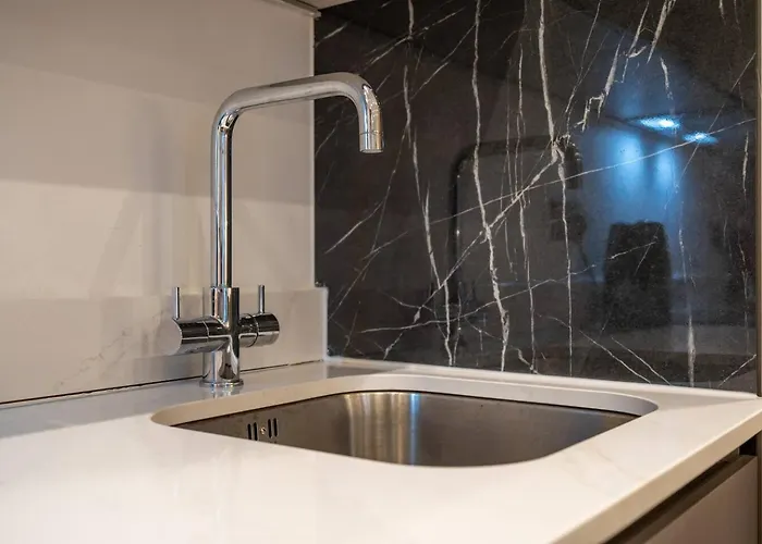 3 Bed Flat 8 Min Walk To Centre - Pass The Keys Apartment