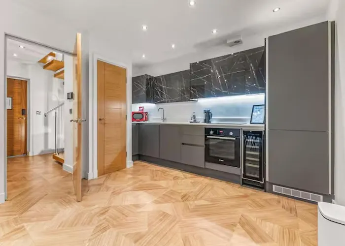 Luxury 7 Mins Walk To Salford - Pass The Keys *