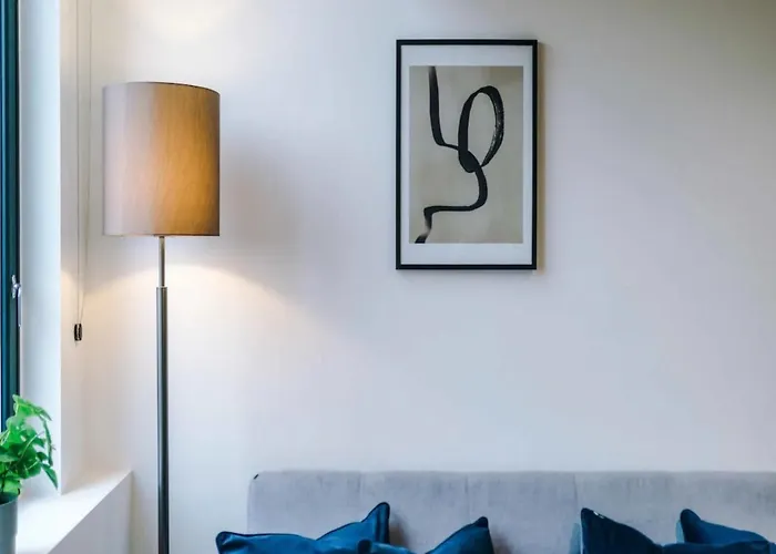 Modern Spacious Sleeps 5 Free High-speed Wi-fi شقة *