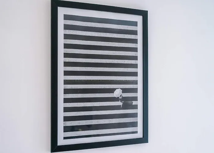 Apartment Large 2 Bedroom With Balcony By Host A