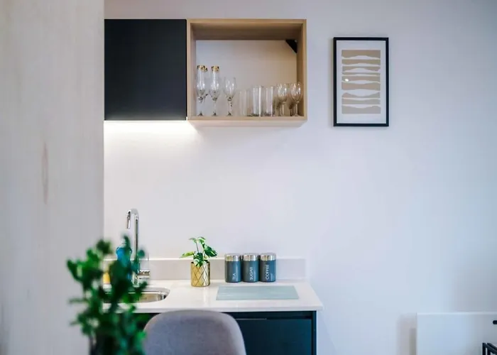 Modern Spacious Sleeps 5 Free High-speed Wi-fi شقة مانشستر