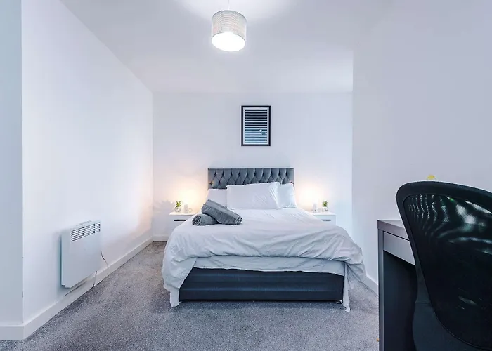 Apartment Large 2 Bedroom With Balcony By Host A