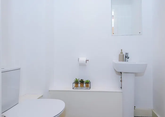 Modern 2 Bed With Balcony By Host A *