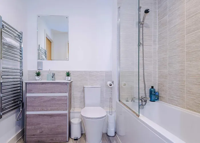 Modern 2 Bed With Balcony By Host A Apartamento