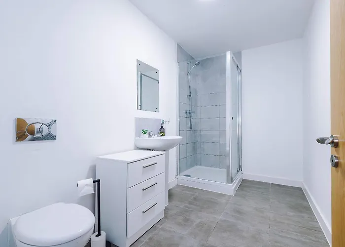 Large 2 Bedroom With Balcony By Host A Manchester