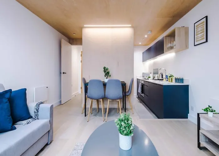 Modern Spacious Sleeps 5 Free High-speed Wi-fi شقة *