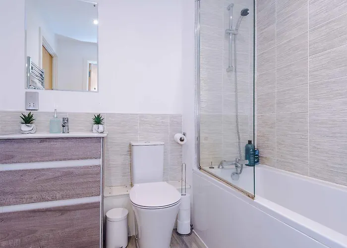 Modern 2 Bed With Balcony By Host A *