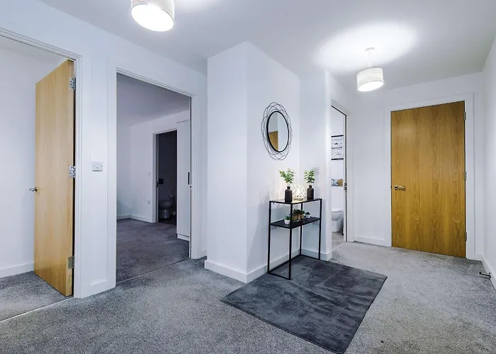 Large 2 Bedroom With Balcony By Host A Apartment *