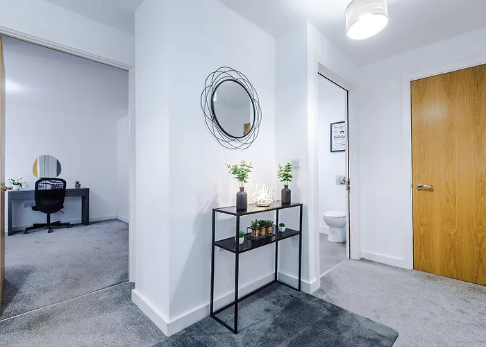 Large 2 Bedroom With Balcony By Host A Apartment *