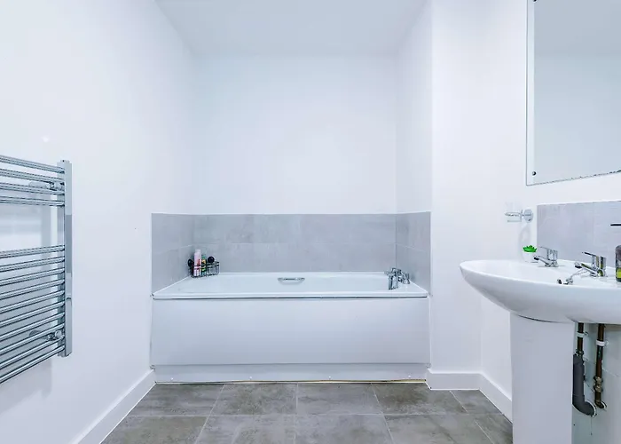 Large 2 Bedroom With Balcony By Host A