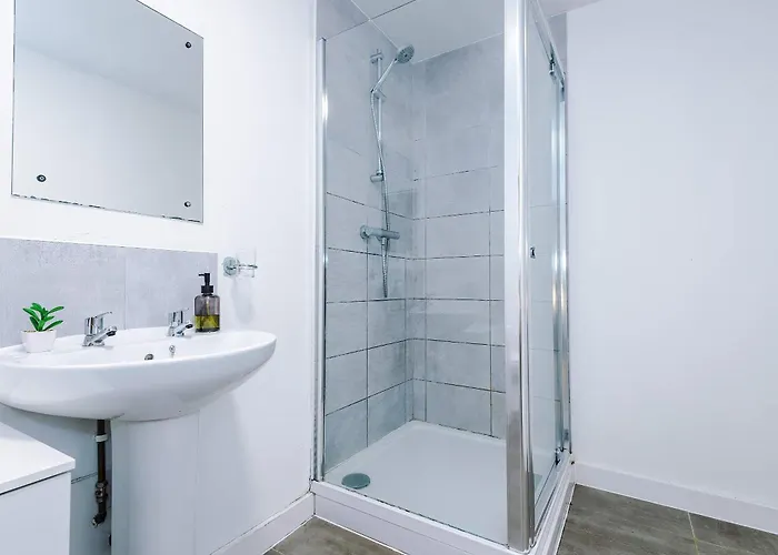 Large 2 Bedroom With Balcony By Host A Apartment Manchester