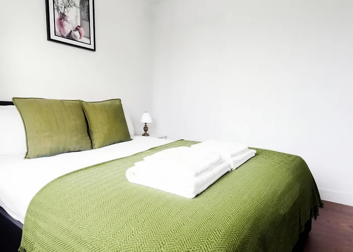 Spacious 3Br Weekend Getaway Home Near Etihad And Coop Live - Free Parking!