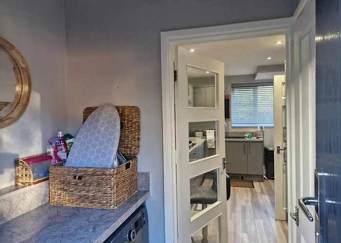 Sleeps 5 - Free Parking Wifi Near Airport & 펜션