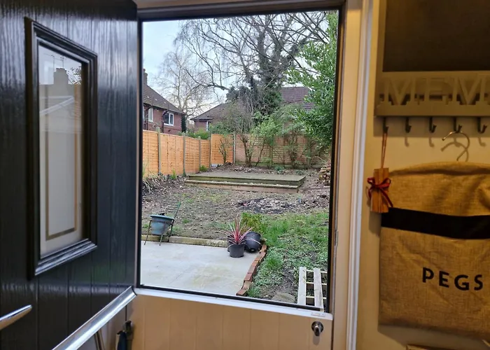 Sleeps 5 - Free Parking Wifi Near Airport & Feriehus *