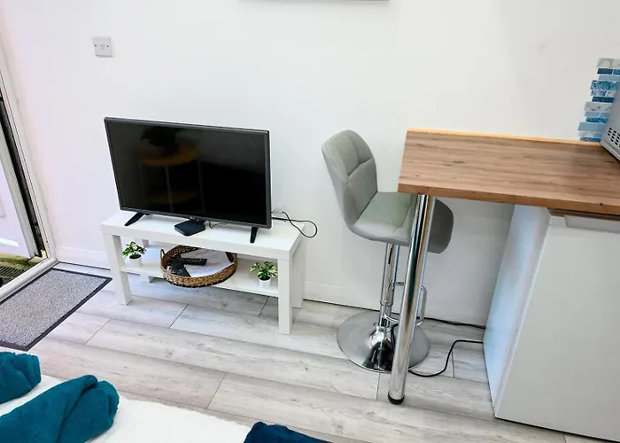 Cosy - 15 Mins Drive To