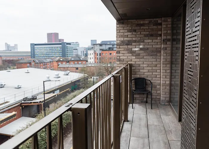 Luxury 2 Bed Apartment, With A Balcony & Canal View In Centre!