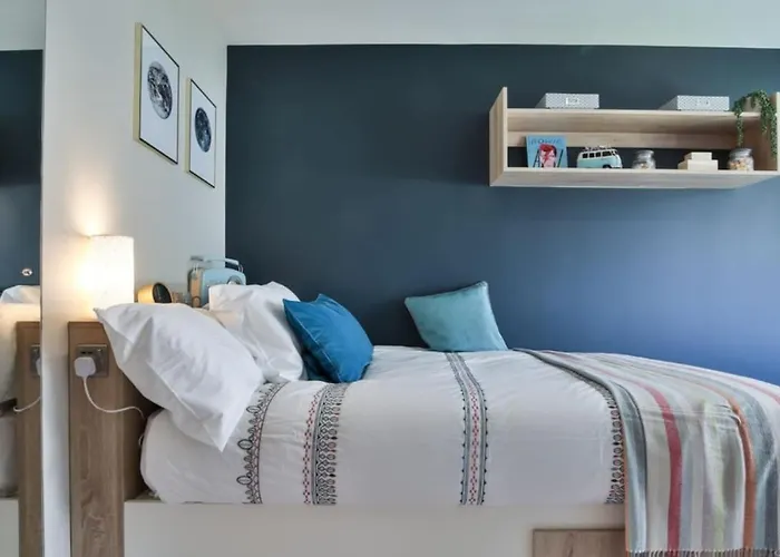 For Students Only - Victoria Point In * מנצ'סטר