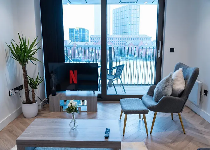 Luxury 2 Bed Apartment, With A Balcony & Canal View In Centre! *