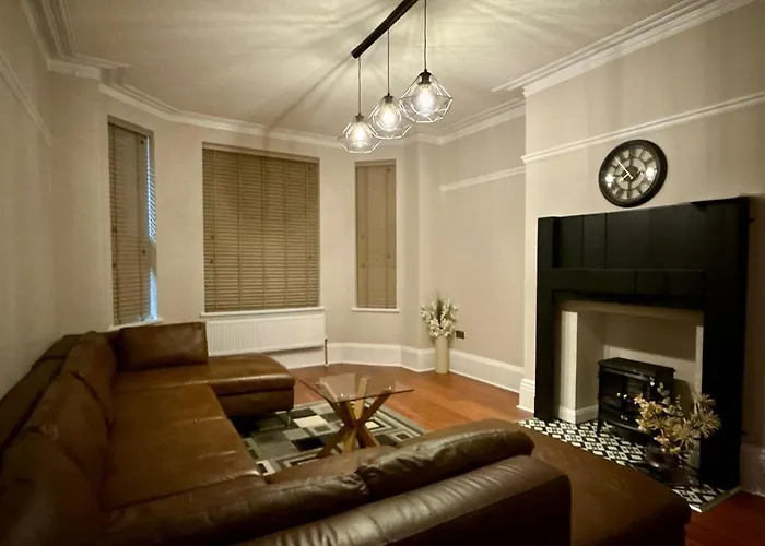 Dom wakacyjny Large Luxury 4 Bedroom With Parking