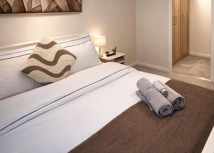 Dom wakacyjny Spacious 3-Bed House With Private Yard Manchester