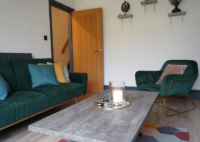 Spacious 3-bedroom Near Centre With Parking *