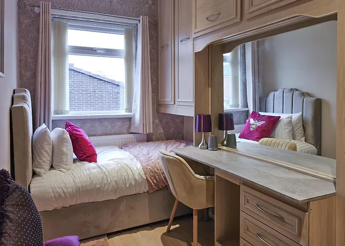 Casa de Férias Massive And Stylish 5 Bed House - Sleeps 13 - Free Parking