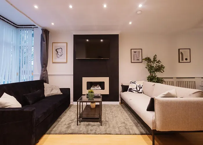 3 Bedroom House In Salford - Sleeps 6 Guests, Contractors, Groups, Families, Business, Leisute & Relocation Welcome, 15 Minutes From Centre, Fast Wi-fi, Smart Tv In Each Bedroom & Free Parking, Long And Short Welcome