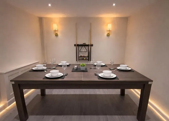 Spacious 3-Bed House With Private Yard * Manchester