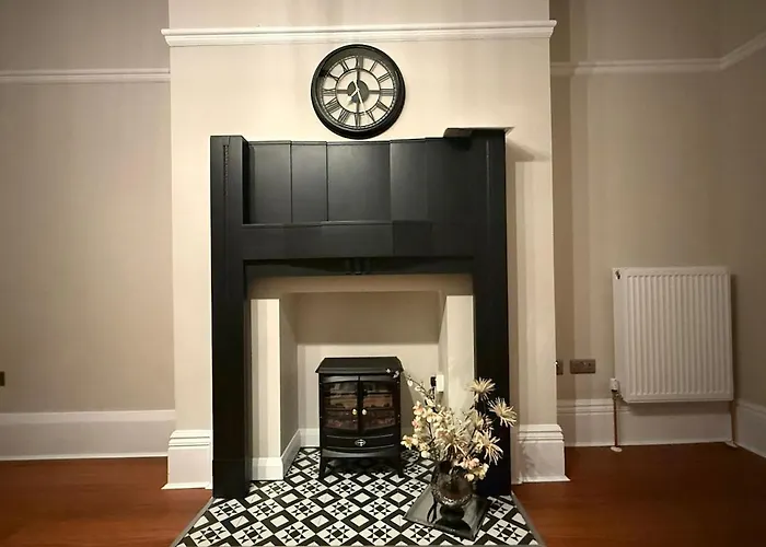 Large Luxury 4 Bedroom With Parking