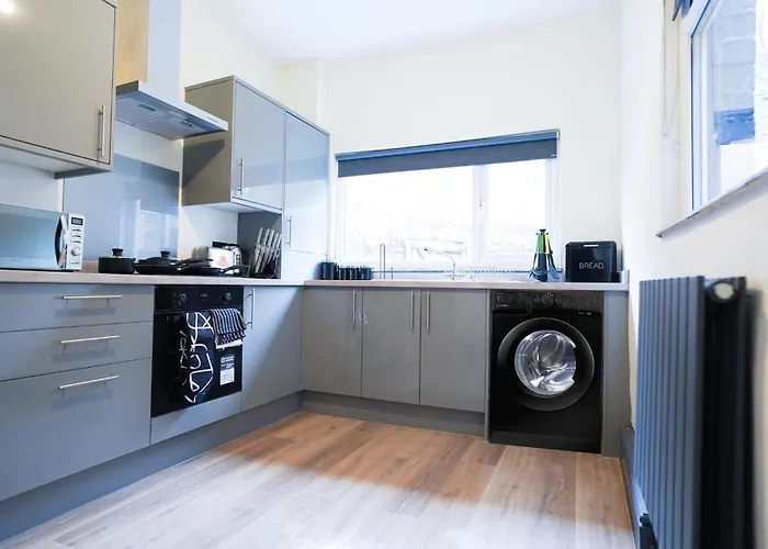 Spacious 3-bedroom Near Centre With Parking