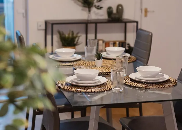 Prázdninový dům 3 Bedroom House In Salford - Sleeps 6 Guests, Contractors, Groups, Families, Business, Leisute & Relocation Welcome, 15 Minutes From Centre, Fast Wi-fi, Smart Tv In Each Bedroom And Free Parking, Long & Short Welcome *