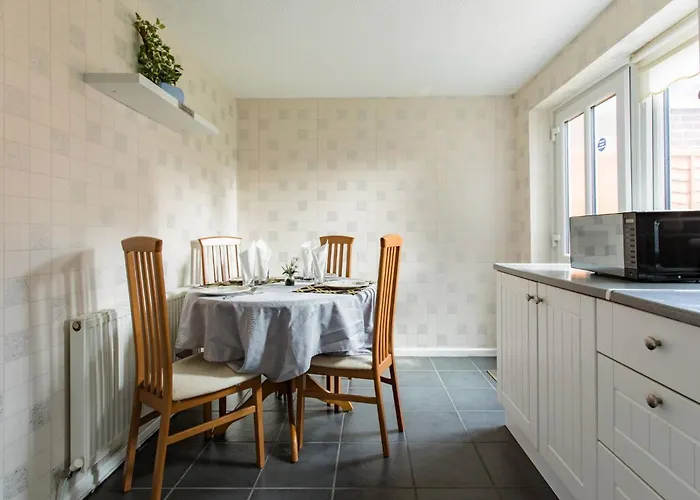 Vakantiehuis 2 Bedroom Eith 3 Beds Sofa Bed Near Stadium