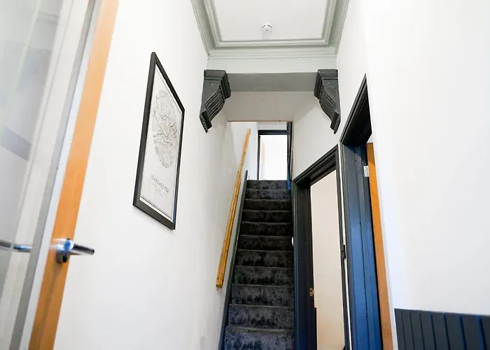 Spacious 3-bedroom Near Centre With Parking مانشستر