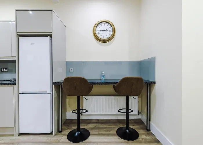 Sleeps 13, Free Parking, Near Etihad & C0-0p Live, 4br