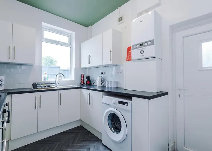 Spacious 3 Bed In By 53 Degrees Property, Perfect For Group Stays, Sleeps 8 With Free Parking! *