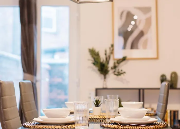 Prázdninový dům 3 Bedroom House In Salford - Sleeps 6 Guests, Contractors, Groups, Families, Business, Leisute & Relocation Welcome, 15 Minutes From Centre, Fast Wi-fi, Smart Tv In Each Bedroom And Free Parking, Long & Short Welcome