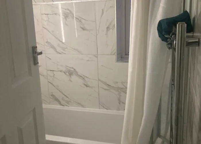 Spacious Double In Homestay Manchester